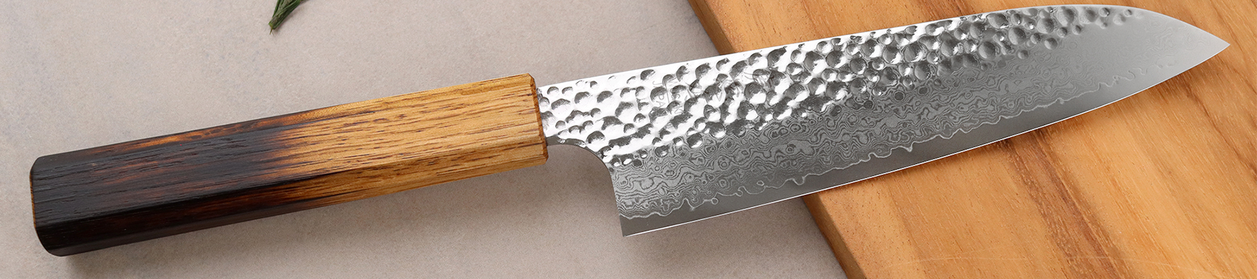 Couteau santoku japonais artisanal Wusaki Yaketa damas VG10 17cm manche en chêne brûlé