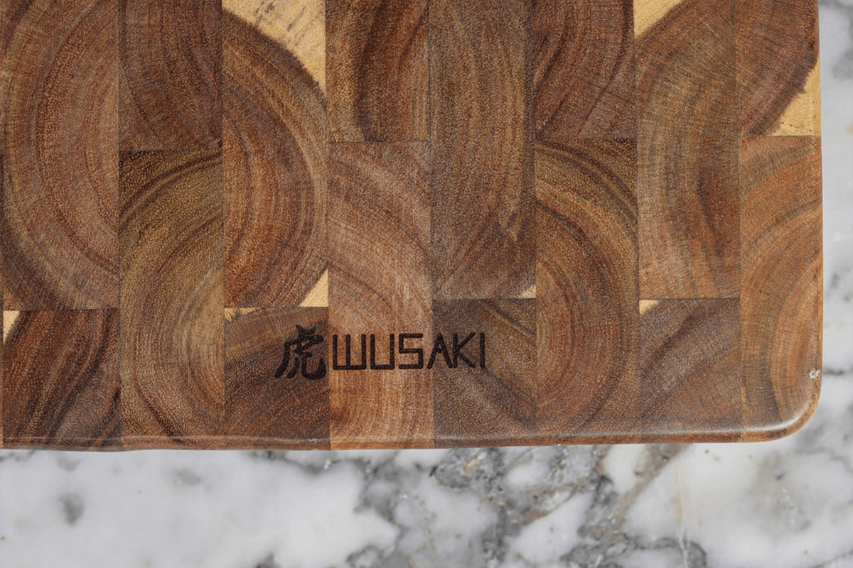 Planche à découper avec poignée 41x22cm en acacia damier