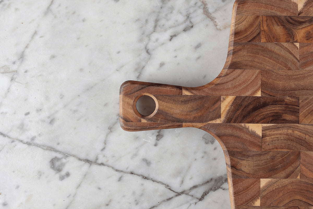 Planche à découper avec poignée 41x22cm en acacia damier