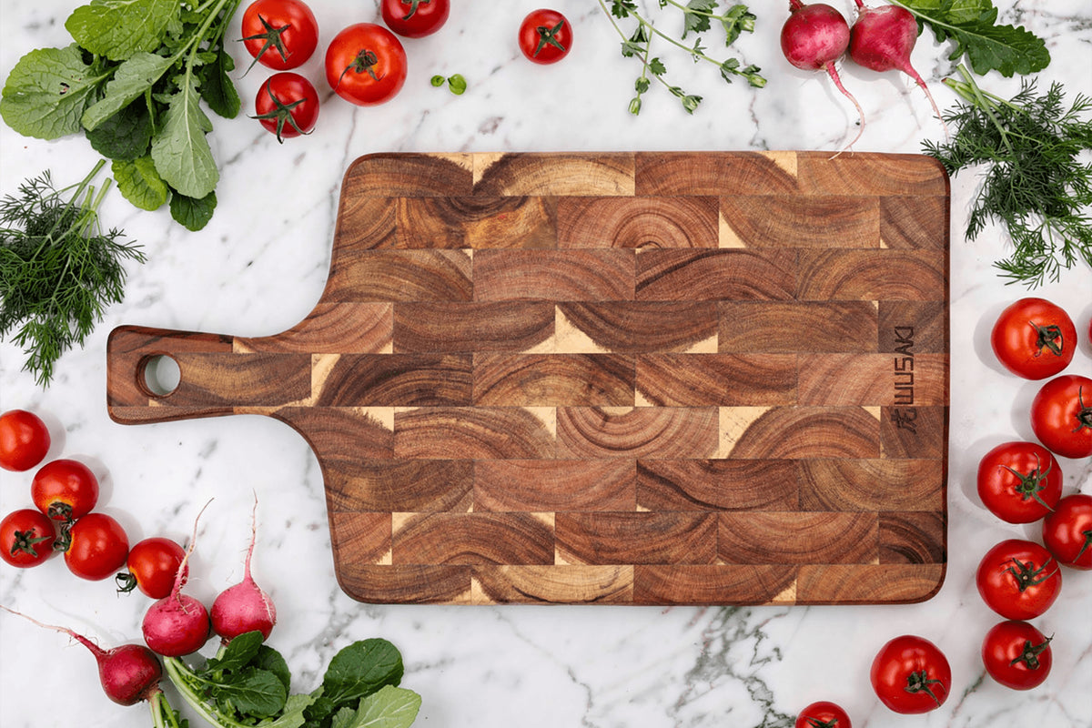 Planche à découper avec poignée 41x22cm en acacia damier
