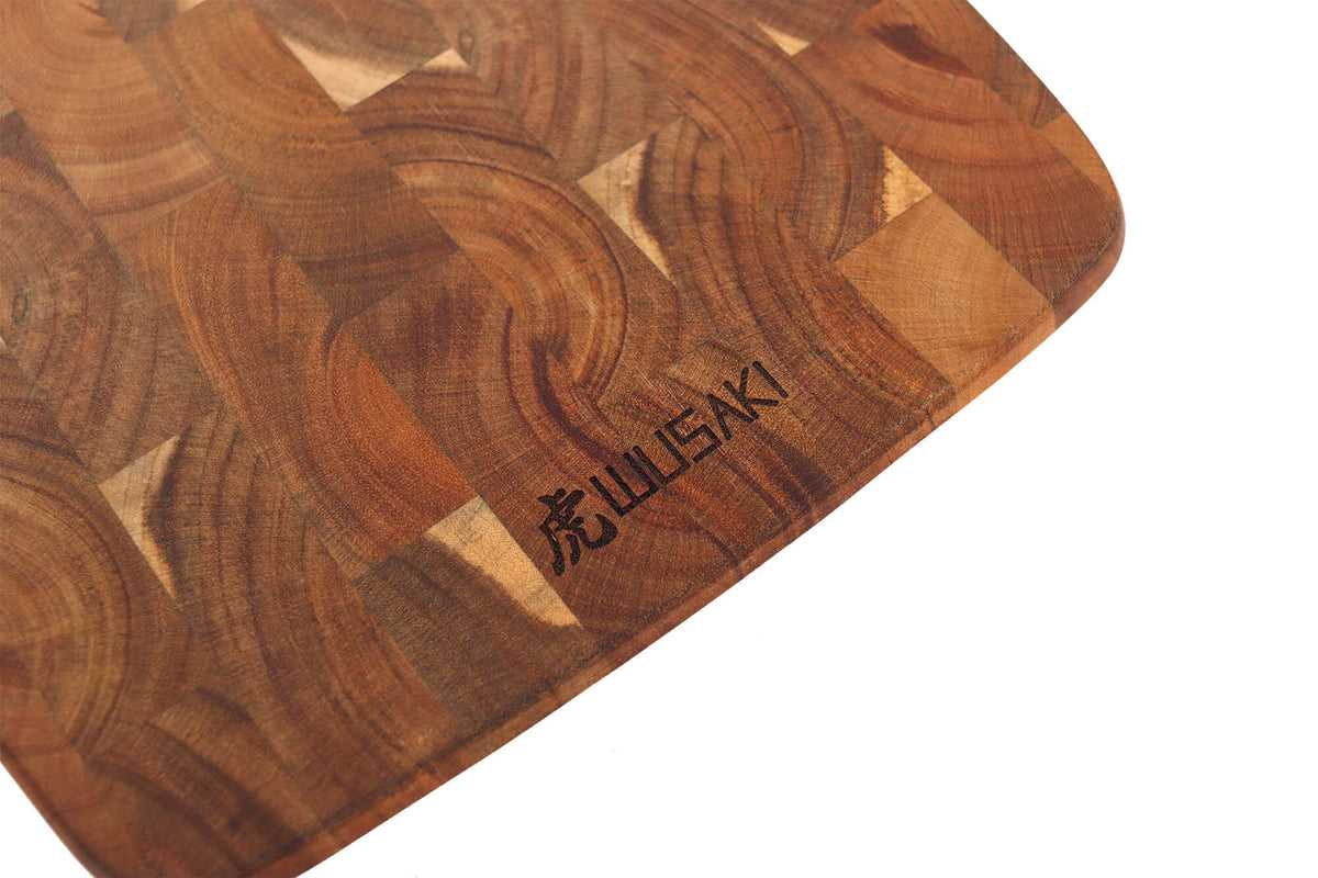 Planche à découper avec trou pour suspendre 35x24cm en acacia damier