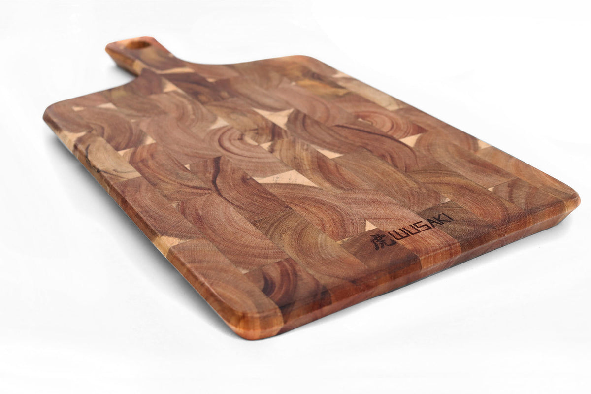 Planche à découper avec poignée 41x22cm en acacia damier