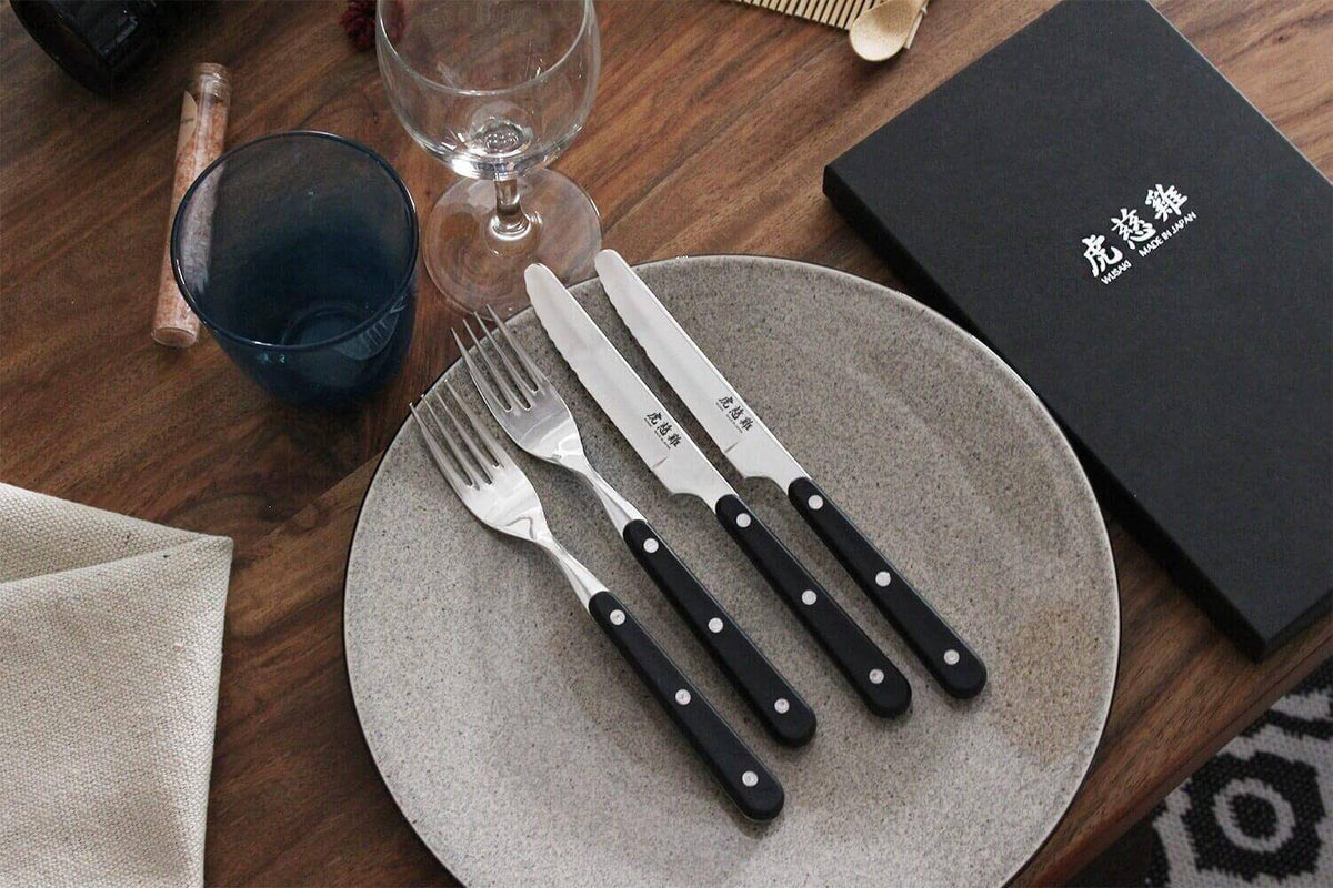 Coffret Wusaki Japan 4 couverts - 2 couteaux à steak bout rond + 2 fourchettes