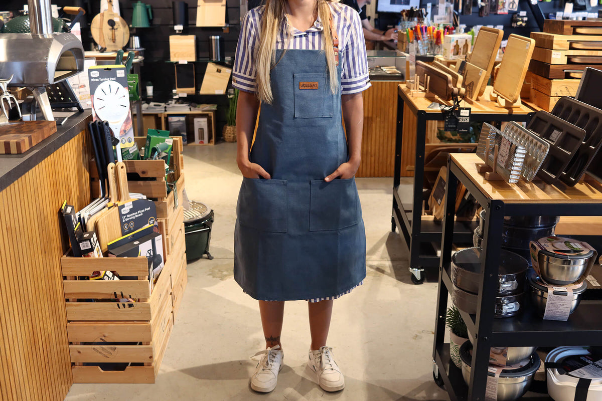 Tablier de cuisine Wusaki en toile bleue et cuir