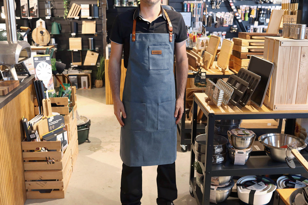Tablier de cuisine Wusaki en toile bleue et cuir
